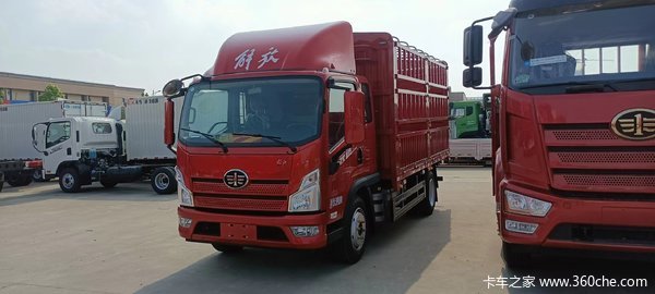 解放领途排半带卧铺荷载7.6吨的高栏喜欢吗!解放卡车,挣钱机器!