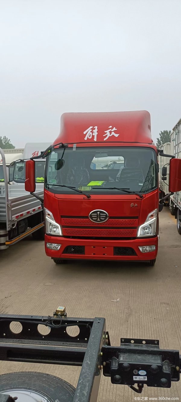 解放领途排半带卧铺荷载7.6吨的高栏喜欢吗!解放卡车,挣钱机器!