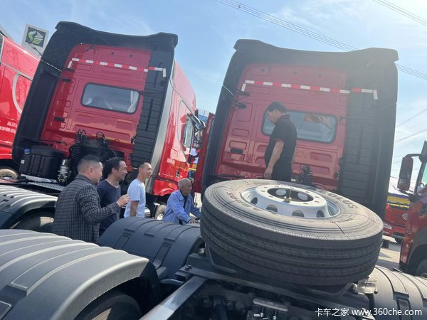 1台天龙旗舰KX牵引车成功交付客户，高高兴兴来接车，快快乐乐把财