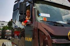 恭喜宁喜峰大哥喜提J6V危险品牵引车