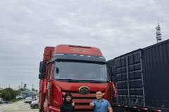 1台解放J6G280马力载货车成功交付客户，买车就到郑州三兴