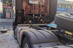 一汽解放 J6V重卡 质惠版 520马力 6X4 牵引车(国六)