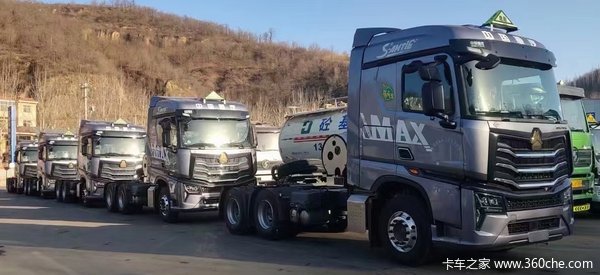 中国重汽 HOWO Max重卡 轻奢版 480马力 6X4 LNG牵引车(ZZ4257V424KF1LT)