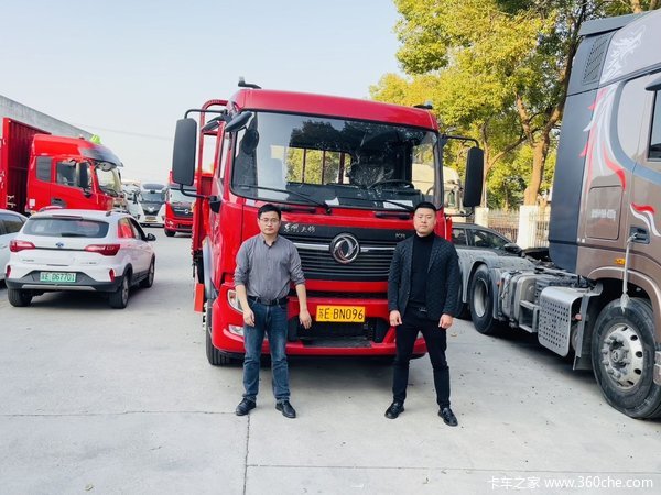 恭喜李总 喜提东风天锦KR载货车，提车大吉。