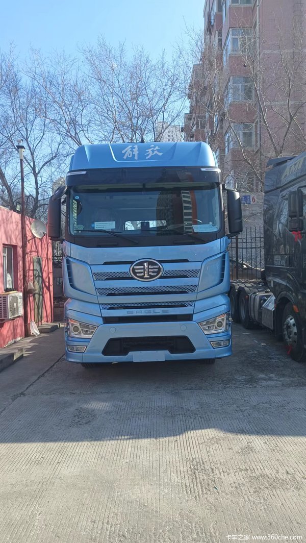 J7燃气牵引车16升发动机,大马力大扭矩,高品质低气耗!