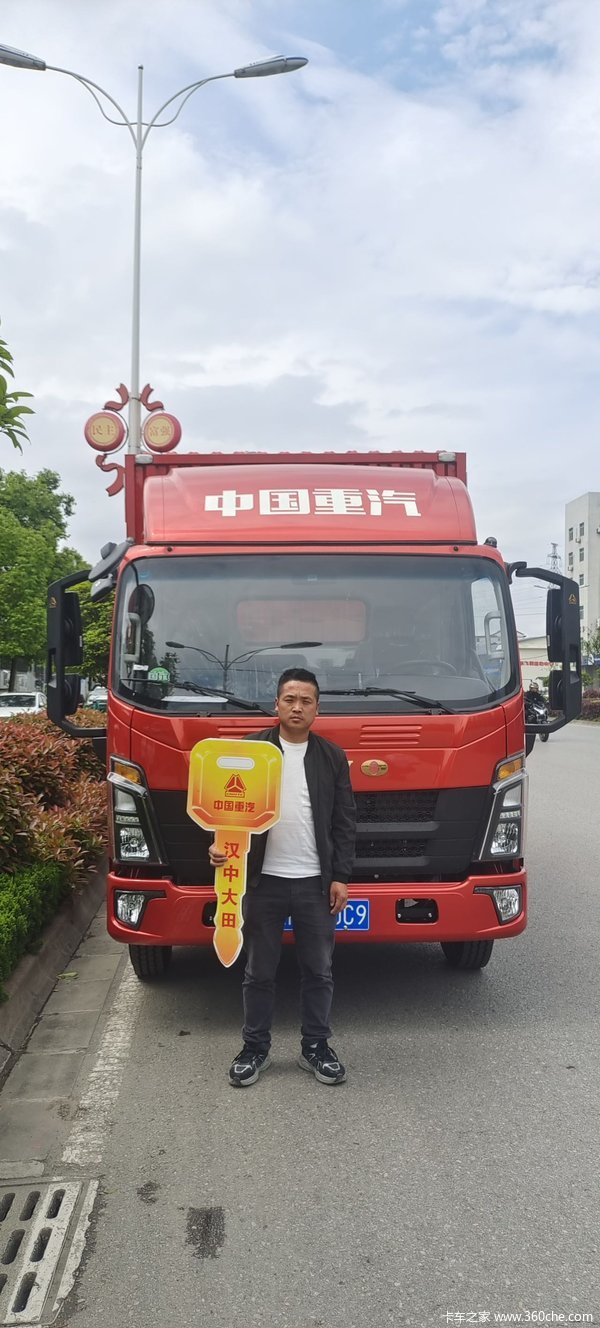 恭喜杨总喜提中国重汽豪沃轻卡,170马力4.2米厢式运输车1台