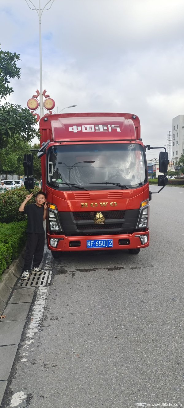 恭喜马总喜提中国重汽豪沃轻卡,145马力4.2米苍栏1台
