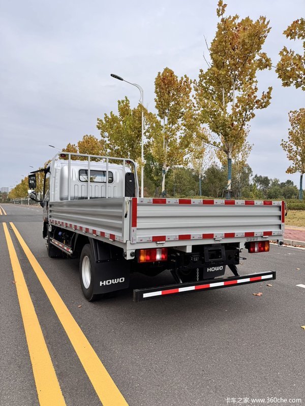 豪沃金悍将潍柴151马力宽体平板载货车