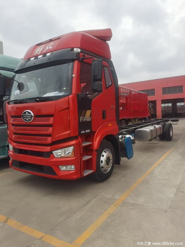一汽解放 J6L 精英版 300马力4X2 9.75米厢式载货车
