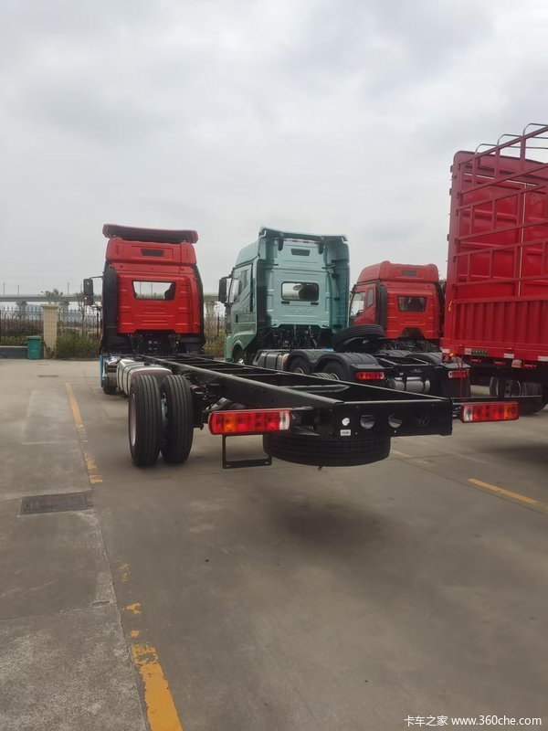 一汽解放 J6L 精英版 300马力4X2 9.75米厢式载货车
