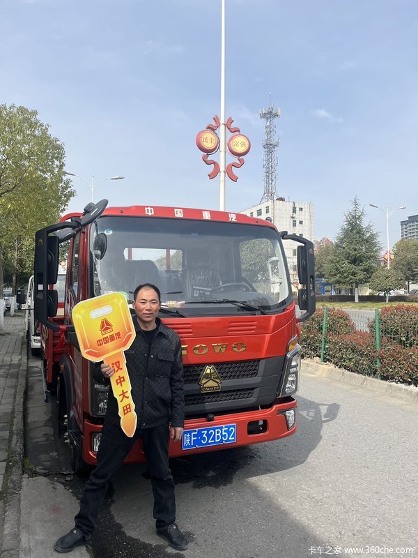恭喜张总喜提中国重汽豪沃轻卡,145马力力4.2米载货1台