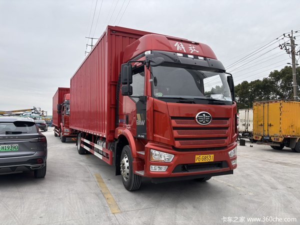 2台解放J6L载货车240马力成功交付客户