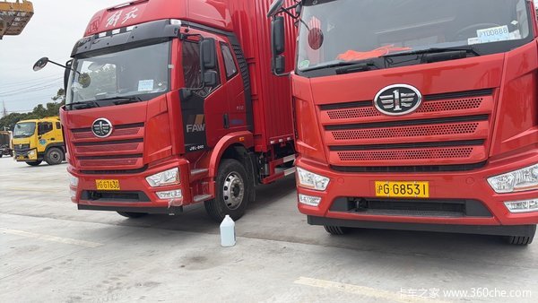 2台解放J6L载货车240马力成功交付客户