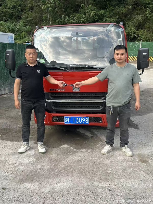 恭喜黄老板喜提中国重汽豪沃轻卡,140马力载货汽车1台