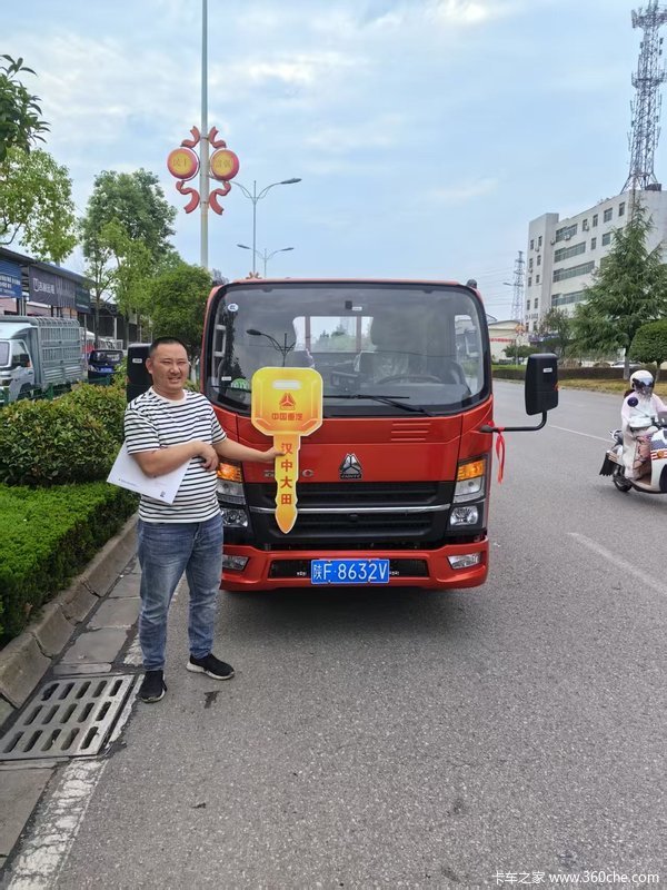 恭喜老客户邹老板喜提中国重汽豪沃轻卡,140马力载货汽车1台