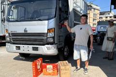 恭喜恭喜老板喜提豪沃爱车 喜提悍将冷藏车