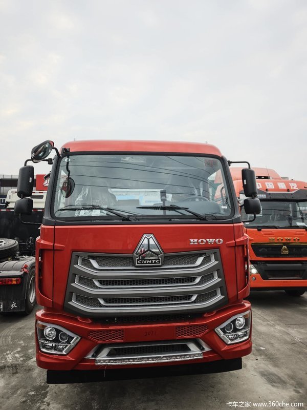 新车到店，豪沃NX6米8潍柴四缸平顶单卧铺