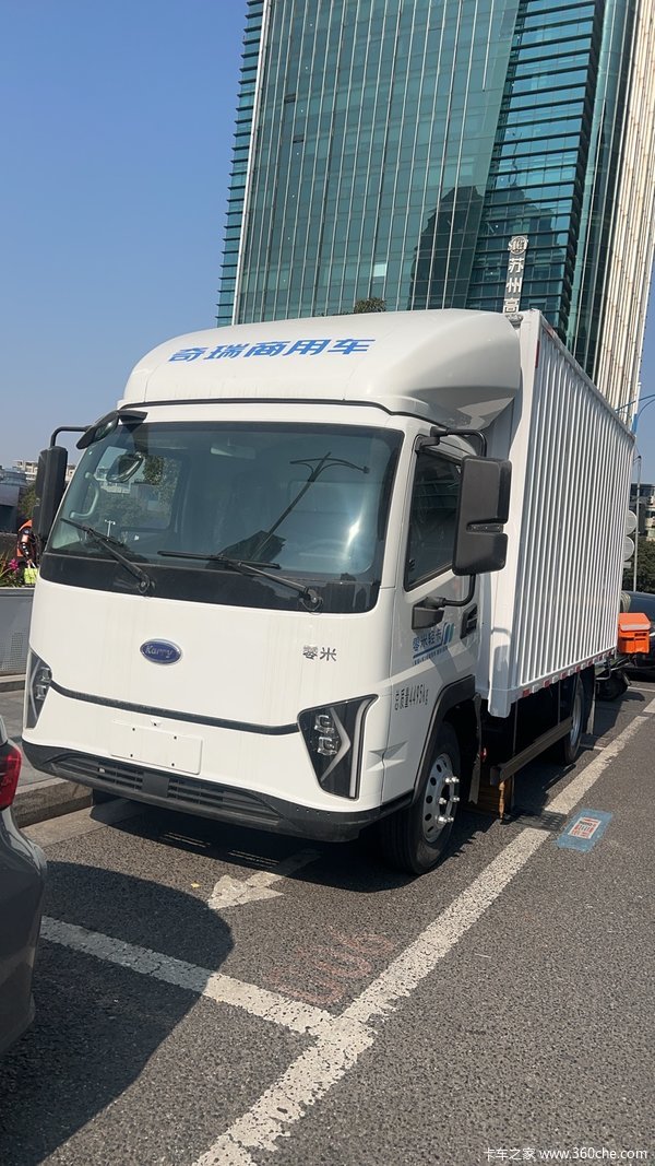 奇瑞商用车高端轻卡特惠箱货栏板各一台