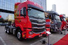 实力吸睛，格尔发A5Ⅲ牵引车、自卸车亮相年会展车环节