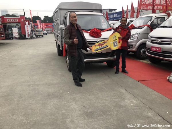 跨越王X3载货车成功交付客户