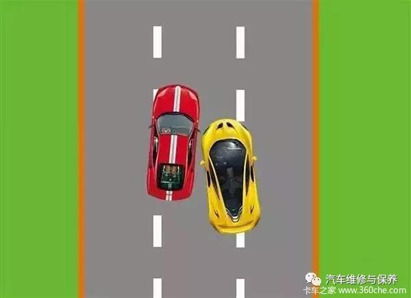 3条车道,我从左边并线过去,他从右边并线过来,两