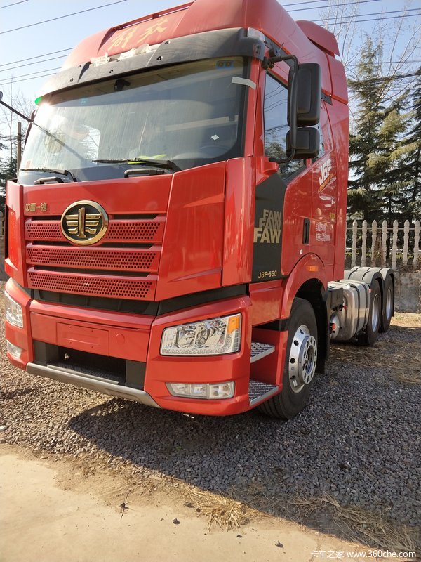 新车到店550马力牵引车从标配到四季款