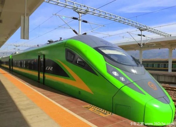 其中将会替代普速"绿皮车"的新车型cr200j披着一身国槐绿的涂装现身了