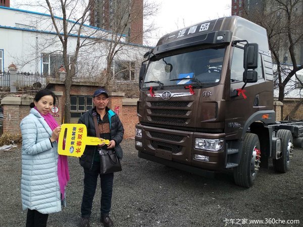 双达汽贸迟经理客户张先生购买悍V260马力载货车一台