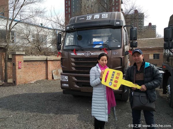 双达汽贸迟经理客户张先生购买悍V260马力载货车一台