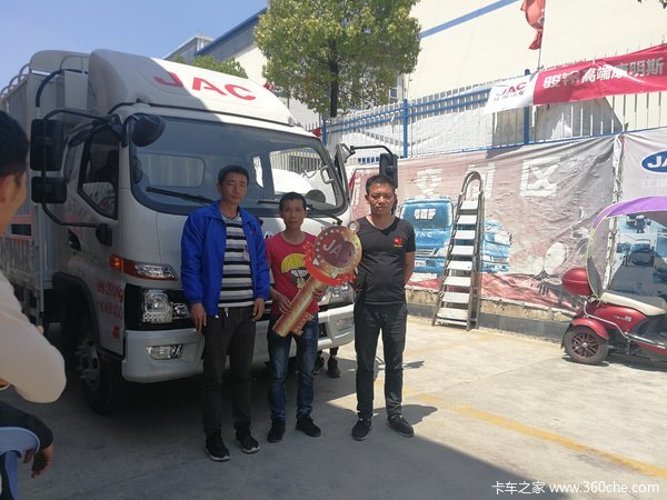 都匀江淮4S店全体员工恭贺张义军先生喜提爱车！买江淮，发大财！