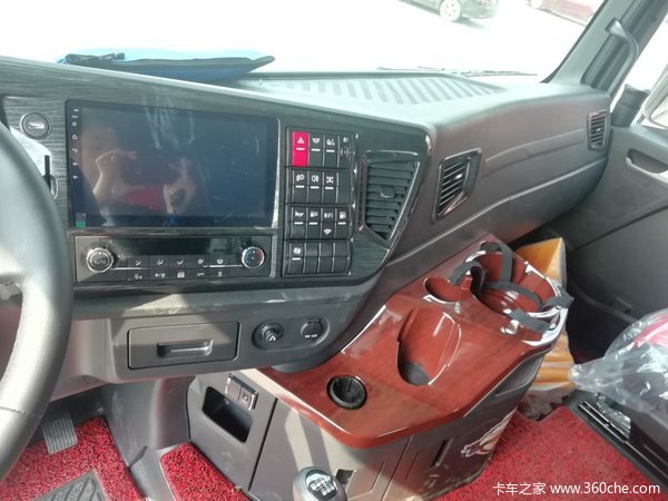 新车到店,JH6 550马力6X4牵引车现车已到欢迎选购!