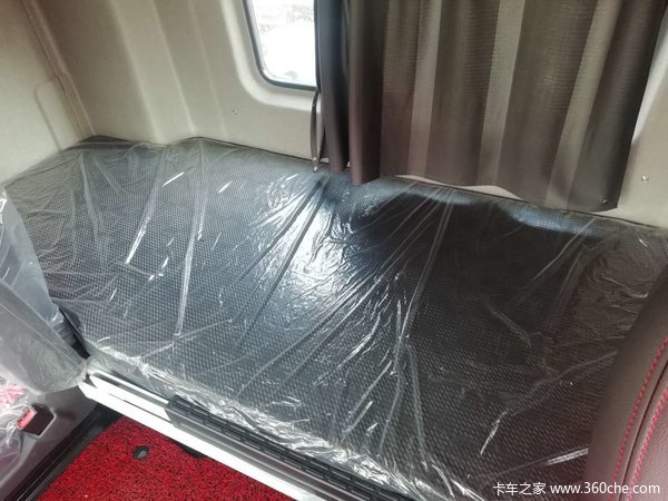 新车到店,JH6 550马力6X4牵引车现车已到欢迎选购!