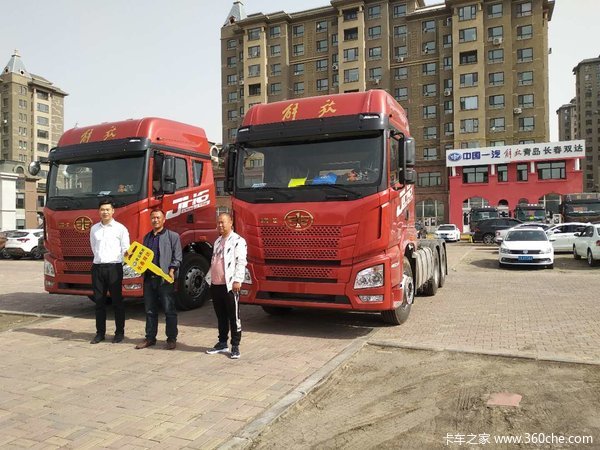 双达汽贸李经理客户张先生购买两台JH6,460马力牵引车
