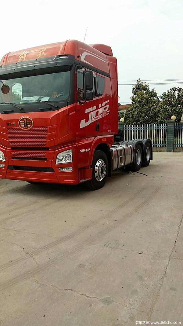 青岛解放jh6重卡锡柴550智尊版家居包牵引车到店了