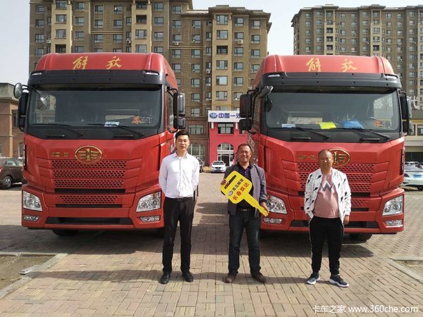 双达汽贸李经理客户张先生购买两台JH6,460马力牵引车