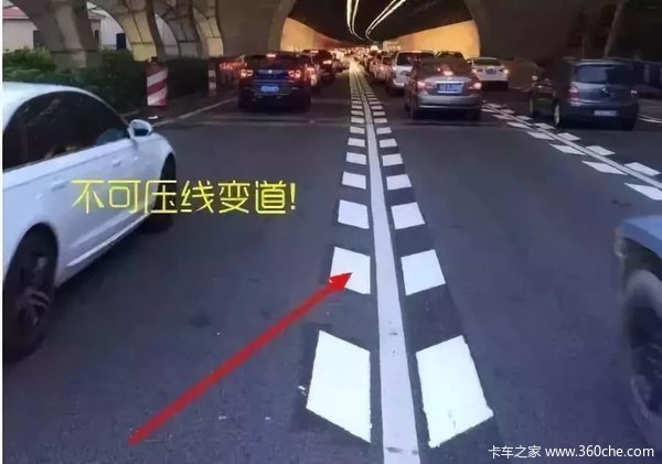 那么就不要变道了如果是实线中间夹的是实线还是虚线还是要看两条纵向