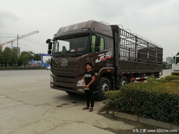 1台解放JH6载货车成功交付客户