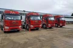 4台解放J6P牵引车成功交付客户