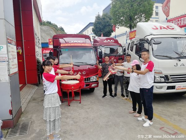 都匀江淮4S全体员工恭贺莫凤友莫先生喜提爱车!买江淮,发大财