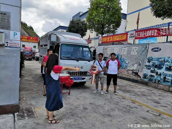 都匀江淮4S全体员工恭贺徐光勇徐先生喜提爱车!买江淮,发大财