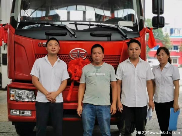 恭喜谢老板在长沙一汽喜提一台解放挣钱机器