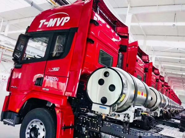 X3000牵引车 国六 轻量化 460马力 加长高顶带导流罩