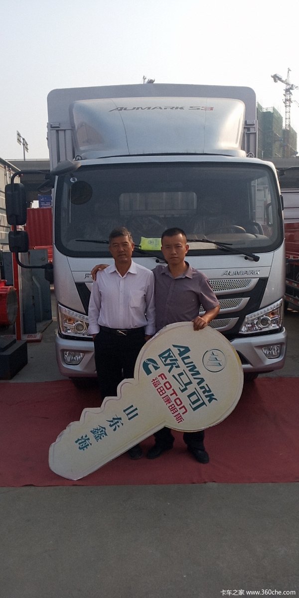 今日山东鑫海欧马可销售团队为张老板举行金钥匙交车仪式