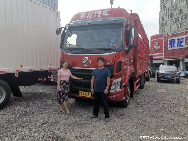 恭喜杨老板 喜提乘龙H5载货新车一台