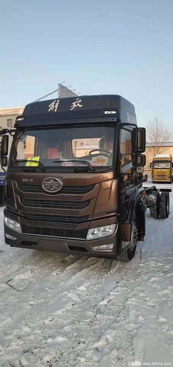 青岛解放240马力龙vh 2.0版 二类底盘新车到店