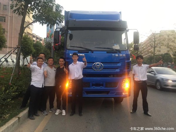 深圳大昌汽贸全体员工恭喜吴老板，喜提三环昊龙载货车三台