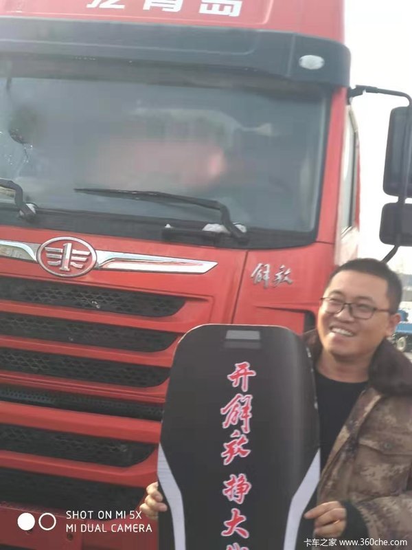 恭喜杨先生喜提悍V牵引车两台，祝路路亨通，四季发财！！