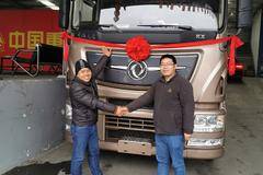 1台天龙旗舰KX560马力牵引车成功交付客户