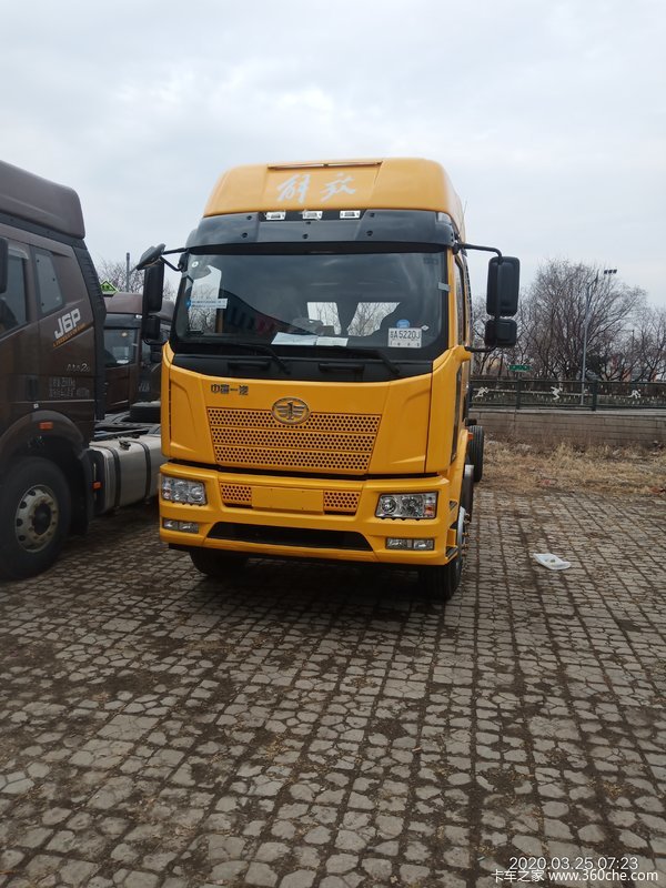 J6L2020款，240马力，9米7厢式货车底盘到货