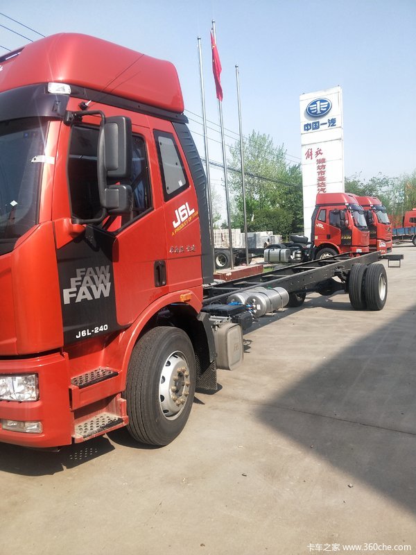 2020款J6L两轴9米7封闭箱新车到店
